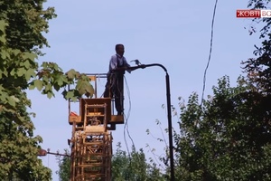 Новини: Ще одна вулиця з освітленням. Дерево рухнуло на дитячий майданчик