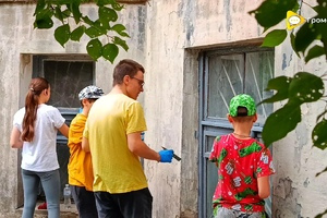 Оновлення простору: прибирання та фарбування вікон у Жовтих Водах
