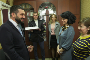 Депутат облради Анатолій Затинацький об'їхав усі школи та лікарні з привітанням до 8 березня