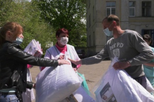 Пацієнти хоспісу отримали постільні речі та набори білизни від депутата облради Анатолія Затинацького