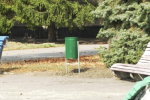 Перед Палацом Культури встановлюють нові урни